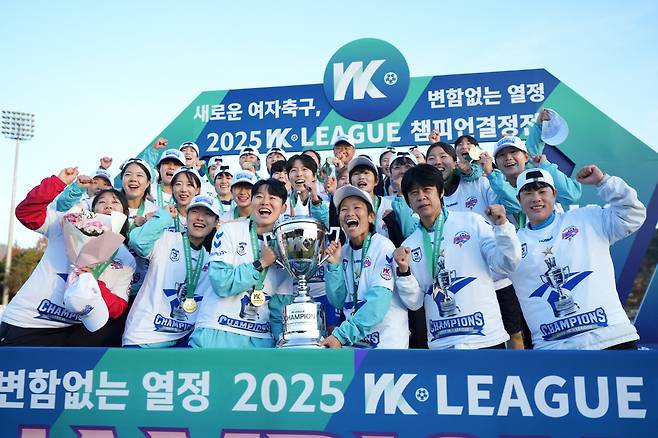 화천 KSPO가 2025 WK리그 챔피언결정전에서 우승을 차지하며 여자실업축구 최초로 트레블(3관왕)을 달성했다. 한국여자축구연맹 제공
