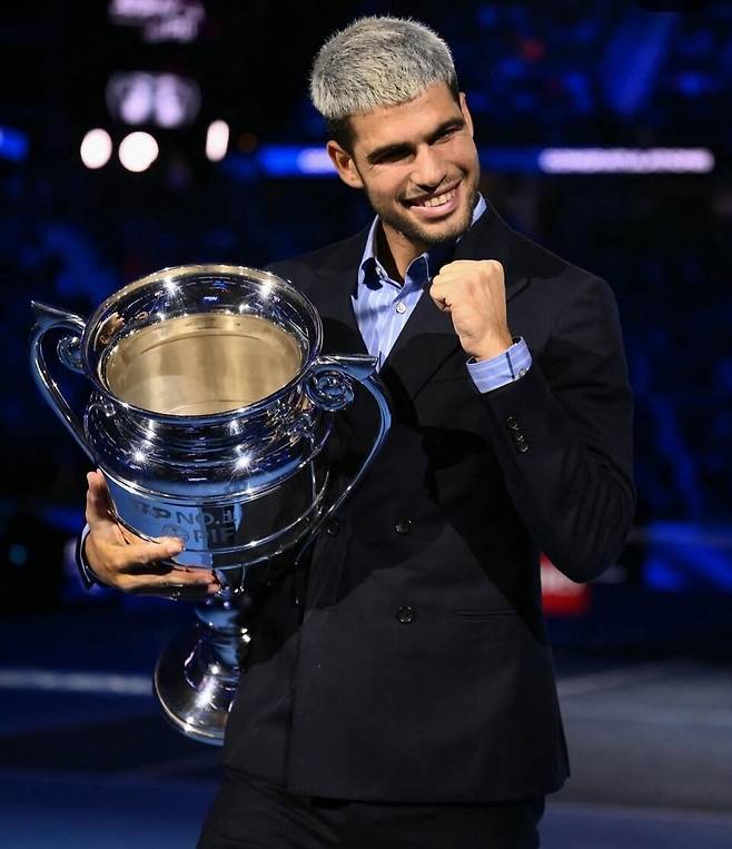 연말 세계랭킹 1위를 확정하고 14일 ATP 투어로부터 트로피를 받고 좋아하는 카를로스 알카라스. 사진/알카라스 인스타그램