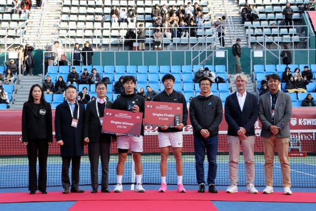 임규태 감독이 토너먼트 디렉터를 맡은 서울오픈 시상식.