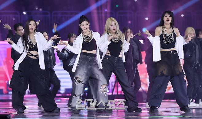 ‘2025 코리아 그랜드 뮤직 어워즈 with iM뱅크’(2025 KGMA) 둘째날 뮤직데이가 15일 오후 인천 영종도 인스파이어 아레나에서 펼쳐졌다. 그룹 키스오브라이프가 공연을 펼치고 있다. KGMA는 한 해 동안 국내외 팬들에게 많은 사랑을 받은 K팝 아티스트와 작품들을 조명해 차별화된 콘텐츠를 선보이는 K팝 축제다. 올해는 KGMA 조직위원회와 크리에이터링, 디오디가 공동 주관하며, 인천광역시와 인천관광공사가 후원한다. 타이틀 스폰서로는 iM뱅크가 함께하며, 협찬사로 피자에땅, 레이블 코퍼레이션, 할리스가 참여한다. 2025 KGMA는 KT ENA가 주관 방송사로 참여하며, 틱톡라이브를 통해 일본, 중국을 제외한 국내 및 글로벌에 생중계된다. 일본에서는 훌루 재팬을 통해 실시간으로 볼 수 있다. 영종도(인천)=KGMA특별취재단/2025.11.15./