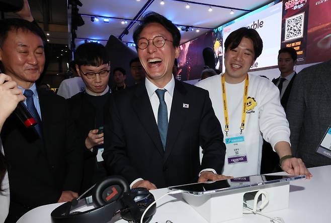 김민석 국무총리가 15일 부산 해운대구 벡스코에서 열린 국제게임전시회 지스타 2025의 넷마블 부스를 찾아 게임을 체험하고 있다. 연합뉴스