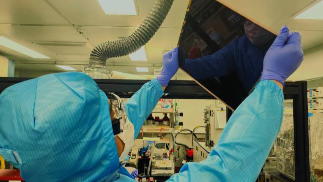 엘케이켐 페로브스카이트 연구소에서 한 직원이 연구하고 있다. 사진제공=엘케이켐