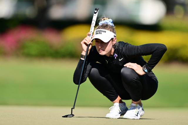 그린 경사를 읽고 있는 코르다.사진 제공=AFP연합뉴스