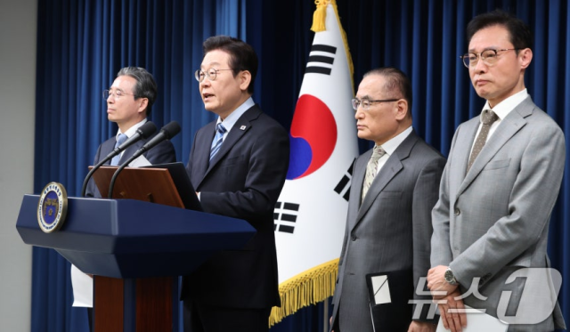 이재명 대통령이 14일 서울 용산 대통령실 청사에서 한·미 팩트시트 타결 결과를 발표하고 있다. 왼쪽부터 김용범 정책실장, 이 대통령, 위성락 국가안보실장, 이규연 홍보소통수석. 뉴스1