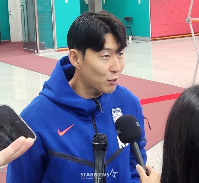 경기가 끝난 뒤 취재진의 질문에 답하는 손흥민. /사진=박건도 기자