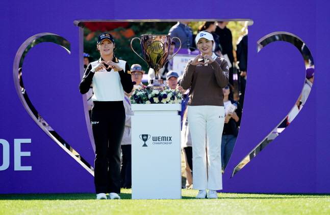방신실(왼쪽)과 박혜준이 기념 촬영을 하고 있다. /사진=위메이드 제공