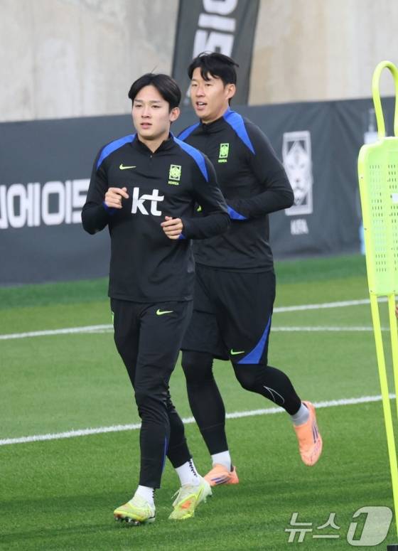 양민혁(왼쪽)과 손흥민이 11일 천안 대한민국축구종합센터에서 진행된 소집 2일 차 훈련에서 몸을 풀고 있다. /사진=뉴스1