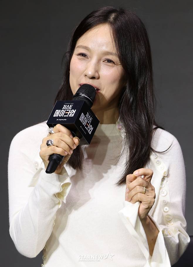 (서울=뉴스1) 권현진 기자 = 가수 이효리가 1일 서울 광진구 풀만 앰버서더 서울 이스트폴에서 열린 쿠팡플레이 '저스트 메이크업' 제작발표회에 참석해 취재진 질문에 답하고 있다. '저스트 메이크업'은 대한민국을 넘어 세계적으로 K-뷰티를 대표하는 메이크업 아티스트들이 자신만의 색깔로 치열하게 맞붙는 초대형 메이크업 서바이벌 프로그램으로 이효리가 MC를 맡았다. 2025.10.1/뉴스1 Copyright (C) 뉴스1. All rights reserved. 무단 전재 및 재배포, AI학습 이용 금지. /사진=(서울=뉴스1) 권현진 기자