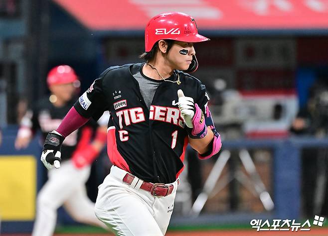 25일 오후 서울 구로구 고척스카이돔에서 열린 '2025 신한 SOL Bank KBO리그' KIA 타이거즈와 키움 히어로즈의 경기, 9회초 무사 만루 KIA 박찬호가 1타점 적시타를 날리고 있다. 엑스포츠뉴스 DB