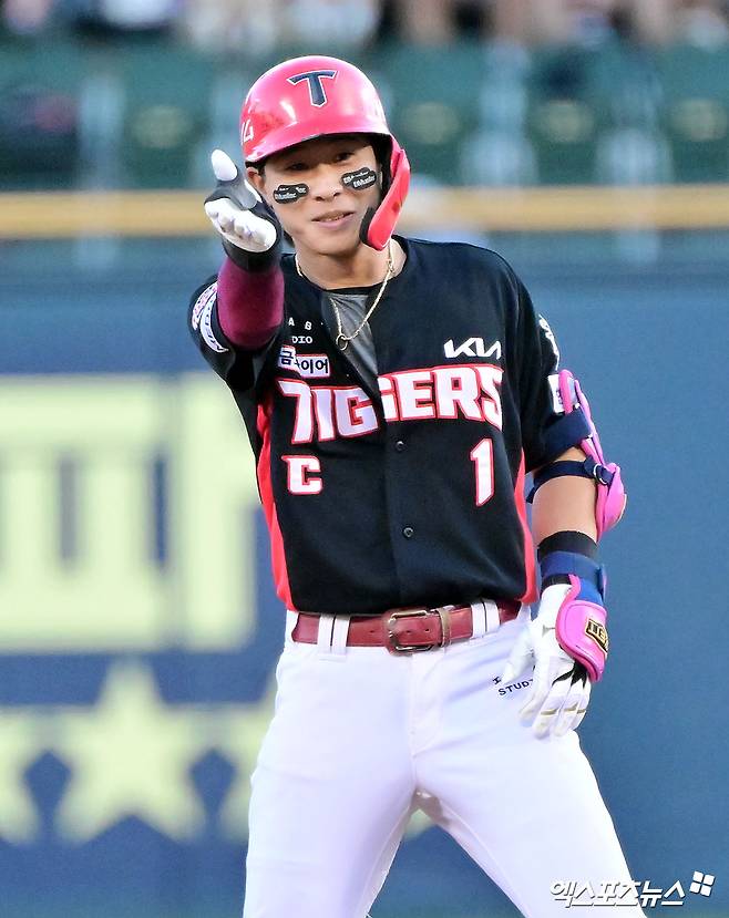 29일 오후 서울 송파구 잠실야구장에서 열린 '2025 신한 SOL Bank KBO리그' KIA 타이거즈와 LG 트윈스의 경기, 8회초 2사 1,2루 KIA 박찬호가 1타점 적시타를 날리고 있다. 엑스포츠뉴스 DB