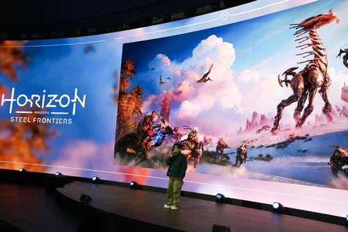 호라이즌 스틸 프론티어스 (부산=연합뉴스) 김주환 기자 = 엔씨소프트가 13일 부산 벡스코(BEXCO)에서 개막한 지스타 2025 현장에서 소니 인터랙티브 엔터테인먼트(SIE)와의 협력을 통해 개발한 모바일 다중접속역할수행게임(MMORPG) '호라이즌 스틸 프론티어스'를 소개하고 있다. 2025.11.13 jujuk@yna.co.kr