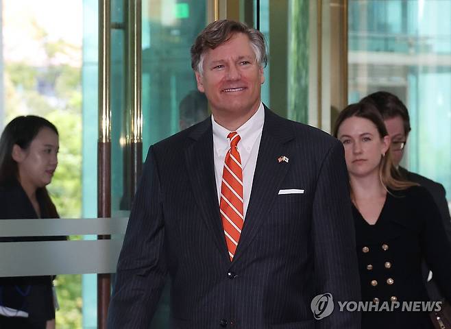외교부 들어서는 미 국무부 부장관 (서울=연합뉴스) 신준희 기자 = 크리스토퍼 랜도 미 국무부 부장관이 14일 조현 외교장관과의 면담을 위해 종로구 정부서울청사 별관에 위치한 외교부를 방문하고 있다. 2025.9.14 hama@yna.co.kr