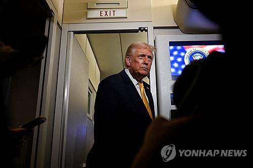 기내에서 기자들 만나는 트럼프 미 대통령 (로이터=연합뉴스 재판매 및 DB금지)