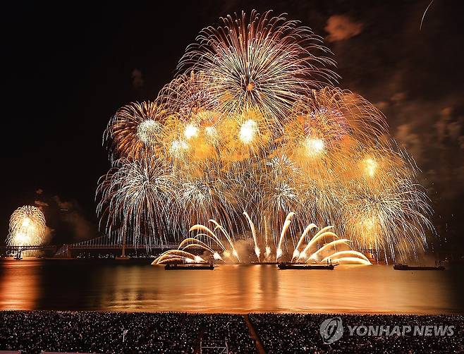 20번째 가을 불꽃 (부산=연합뉴스) 손형주 기자 = 15일 오후 부산 광안리해수욕장 일대에서 열린 제20회 부산 불꽃축제에서 화려한 불꽃이 가을 밤바다를 수놓고 있다. 2025.11.15 handbrother@yna.co.kr