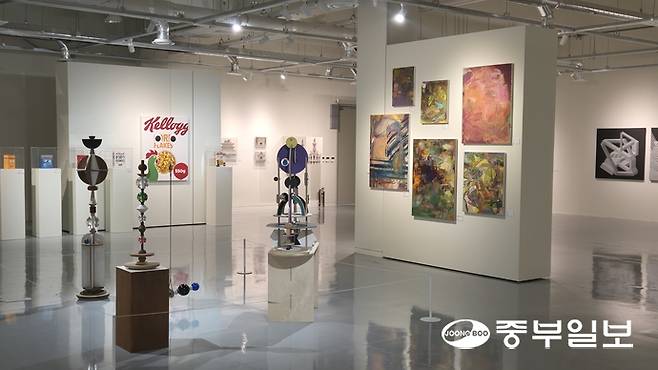 경기창작캠퍼스 공공갤러리에서 오는 30일까지 진행되는 전시 '다시, 집들이' 전경. 임창희기자