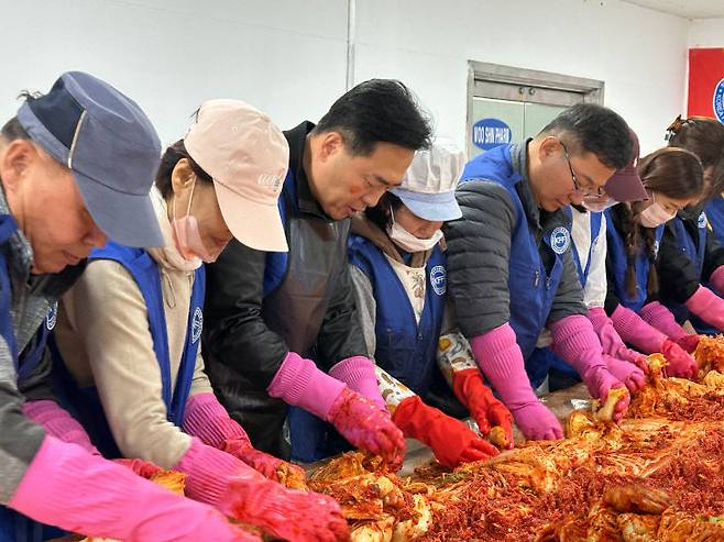 한국자유총연맹 대전시지부 (회장 윤준호)와 지부 봉사단(단장 홍시완)은 11월 15일 한국자유총연맹 대전시지부 사옥에서 회원들이 직접 김장 김치를 담근 후 따뜻한 겨울나기 나눔 행사를 열고 대전 대덕구 지역의 미혼모 가정과 소외계층, 북한이탈주민 가정을 대상으로 김장 김치 1,500kg 전달식을 가졌다.