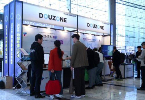 ◇더존비즈온은 14일 서울 강남구 삼성동 코엑스에서 열린 ‘제25회 공공솔루션마켓’에 참가해 공공 특화 생성형 AI 플랫폼 ONE AI PE를 선보였다.