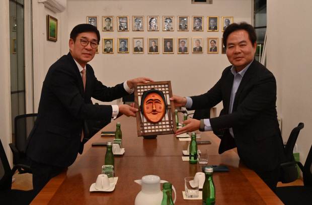 김학홍 경상북도 행정부지사가 지난 11일 오스트리아 주재 한국대사관을 찾았다. 사진=경북도 제공