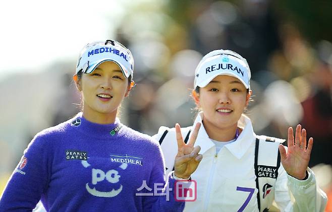 박현경(왼쪽)과 캐디로 나선 조혜림이 15일 경북 경주시 마우나오션 컨트리클럽에서 열린 위믹스 챔피언십 첫날 경기 도중 카메라를 향해 환하게 웃으며 손을 흔들고 있다. (사진=이데일리 골프in 조원범 기자)