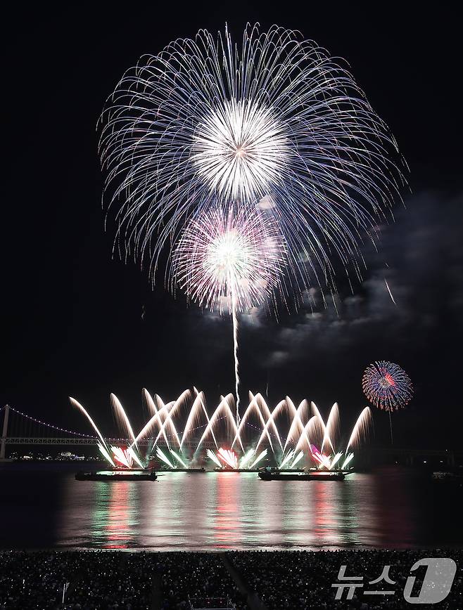 15일 오후 부산 수영구 광안리해수욕장 일대에서 열린 '제20회 부산불꽃축제'에서 화려한 불꽃이 부산 밤바다를 수놓고 있다. 2025.11.15/뉴스1 ⓒ News1 윤일지 기자
