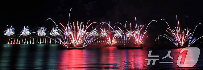 15일 오후 부산 수영구 광안리해수욕장 일대에서 열린 '제20회 부산불꽃축제'에서 화려한 불꽃이 부산 밤바다를 수놓고 있다. 2025.11.15/뉴스1 ⓒ News1 윤일지 기자