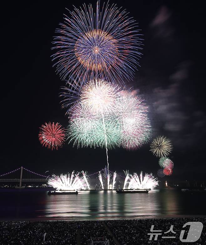 15일 오후 부산 수영구 광안리해수욕장 일대에서 열린 '제20회 부산불꽃축제'에서 화려한 불꽃이 부산 밤바다를 수놓고 있다. 2025.11.15/뉴스1 ⓒ News1 윤일지 기자