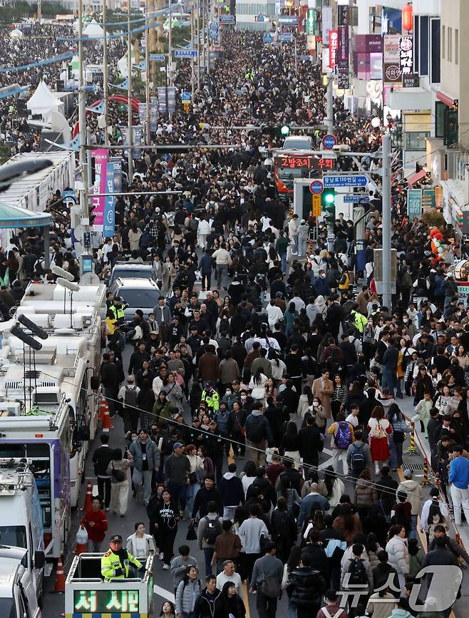 15일 오후 부산 수영구 광안리해수욕장 일대가 '제20회 부산불꽃축제'를 관람하기 위한 관람객들로 북적이고 있다. 2025.11.15/뉴스1 ⓒ News1 윤일지 기자