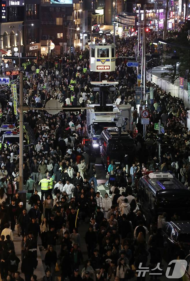15일 오후 부산 수영구 광안리해수욕장 일대가 '제20회 부산불꽃축제'를 관람하기 위한 관람객들로 북적이고 있는 가운데 경찰이 고공관측을 하고 있다. 2025.11.15/뉴스1 ⓒ News1 윤일지 기자