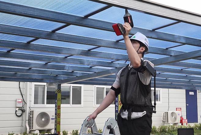 '엑스블 숄더(X-ble Shoulder)'를 착용 후 시연하고 있다..(현대건설 제공) 뉴스1 ⓒ News1