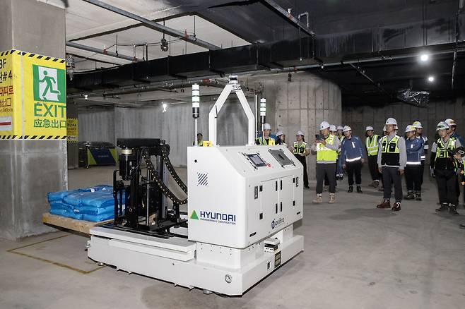 현대건설과 삼성물산이 공동 개발한 ‘스마트 자재 운반 로봇’이 현장에서 자재를 싣고 이동하고 있다.(현대건설 제공) 뉴스1 ⓒ News1