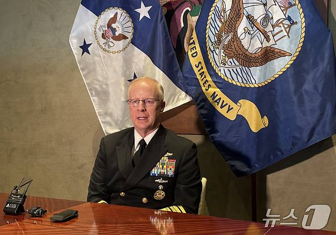 대럴 커들 미 해군참모총장이 14일 국방부 기자단과 인터뷰를 진행하고 있는 모습. 2025.11.16. (미국 해군 제공)