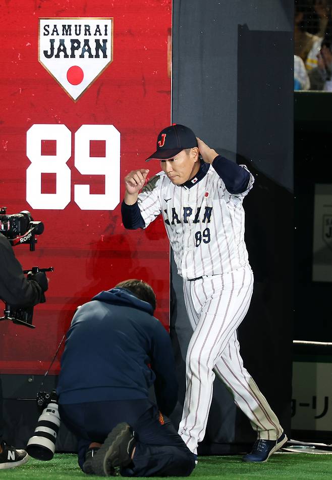 일본 야구대표팀 이바타 히로카즈 감독이 15일 일본 도쿄돔에서 열린 2025 K베이스볼 시리즈 대한민국과 일본의 평가전에 입장하고 있다. 사진 | 도쿄=연합뉴스
