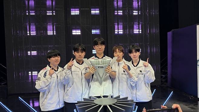 DRX ‘찬’ 박찬화(가운데)가 15일 서울 마포구 상암SOOP콜로세움에서 열린 2025 FSL 서머 우승 후 동료들과 기념 촬영을 하고 있다. 사진 | 넥슨