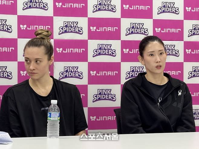 흥국생명 레베카와 김수지. 인천 | 정다워 기자