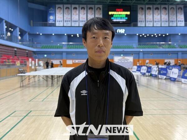 김진호 지도교사가 지난 15일 경남 밀양시배드민턴경기장에서 열린 '제18회 전국학교스포츠클럽축전' 스포츠스태킹 대회 종료 후 포즈를 취하고 있다. /사진(밀양)=강의택 기자