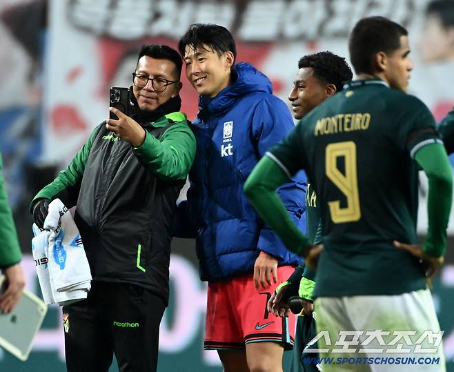 14일 대전월드컵경기장에서 열린 대한민국과 볼리비아의 A매치 평가전. 대한민국이 2대0으로 승리했다. 손흥민이 볼리비아 선수단과 사진을 찍고 있다. 대전=허상욱 기자wook@sportschosun.com/2025.11.14/