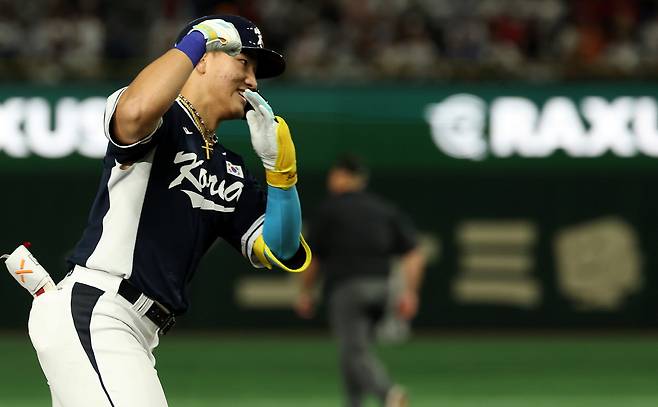 15일 일본 도쿄돔에서 열린 2025 K베이스볼 시리즈 대한민국과 일본의 평가전. 4회초 무사 1루 안현민이 선제 투런홈런을 쏘아올린 뒤 그라운드를 돌고 있다. 연합뉴스