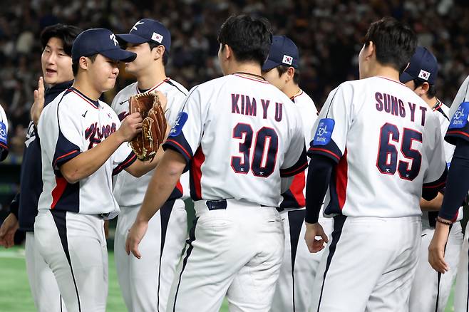 16일 일본 도쿄돔에서 열린 2025 K베이스볼 시리즈 대한민국과 일본의 평가전. 1회초 대한민국 선발투수 정우주가 삼자범퇴로 깔끔하게 이닝을 마무리 지은 뒤 더그아웃으로 향하고 있다.