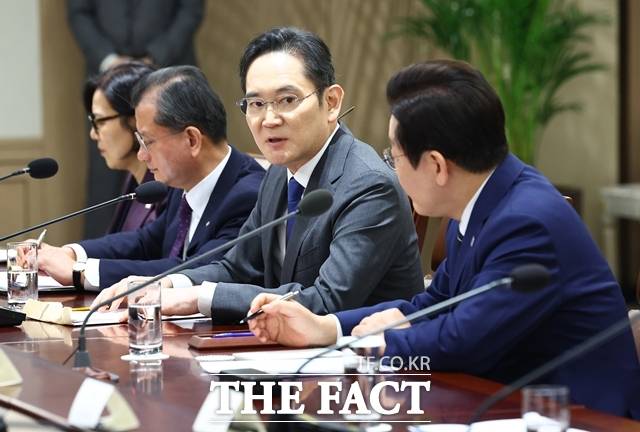 이재용 삼성전자 회장이 16일 서울 용산 대통령실에서 열린 한미 관세 협상 후속 민관 합동회의에서 발언하고 있다. /뉴시스