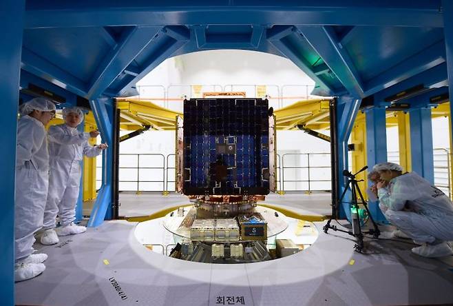 전남 고흥에 위치한 한국항공우주연구원 나로우주센터 위성시험동에서 연구원들이 누리호 3단에 장착된 '차세대 중형위성 3호'와 큐브위성 사출관 최종 점검 작업을 수행하고있다. 한국항공우주연구원 제공
