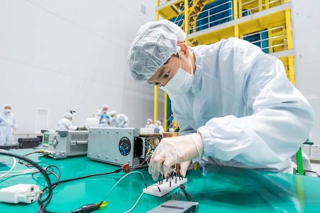 누리호에 탑재되기 직전 우주로테크의 '코스믹(COSMIC)' 위성. 항우연 제공