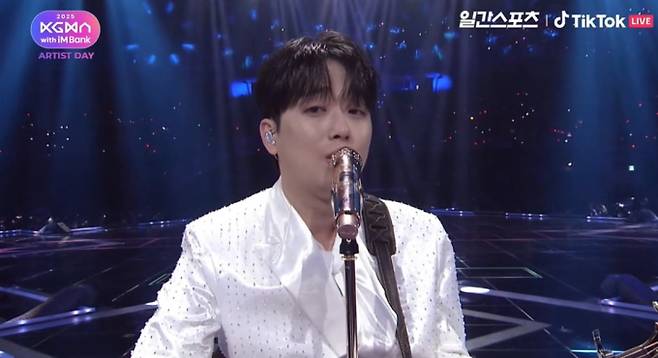 가수 이찬원이 14일 인천 인스파이어 아레나에서 열린 '2025 코리아 그랜드 뮤직 어워즈(KGMA)'에서 4관왕을 차지했다. 이찬원은 이날 '베스트 어덜트 컨템포러리', '트렌드 오브 더 이어', '베스트 아티스트 10', '최고 인기상'을 수상하며 2년 연속 수상의 영광을 안았다. 수상 소감으로 팬들에게 깊은 감사를 전한 이찬원은 정규 2집 수록곡 '말했잖아' 라이브 무대를 방송 최초로 공개하고, 타이틀곡 '오늘은 왠지'로 뛰어난 가창력을 뽐냈다. 최근 정규 2집으로 초동 61만 장을 돌파한 이찬원은 이번 4관왕 수상으로 대세 행보를 이어갔다.