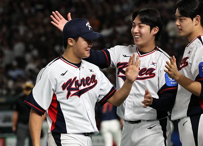 16일 오후 일본 도쿄돔에서 열린 월드베이스볼클래식(WBC) 대비 평가전 일본과의 2차전 경기. 대한민국선발투수 정우주가 2회말 일본 공격 2사 2,3루 위기를 넘긴 뒤 더그아웃으로 향하며 원태인, 문동주에게 격려받고 있다. /뉴스1