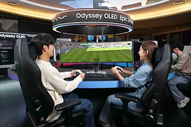 32대 9 비율 '오디세이 OLED G9'으로 일렉트로닉 아츠(EA)의 최신 축구 게임 'EA 스포츠 FC 26'을 넓은 시야로 즐기고 있다.