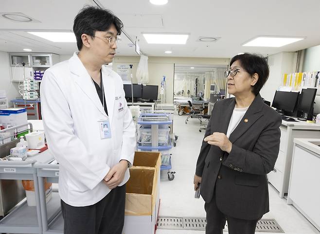 정은경 보건복지부 장관이 지난 9월 서울 중구 국립중앙의료원에서 의료진을 격려하고 있다.