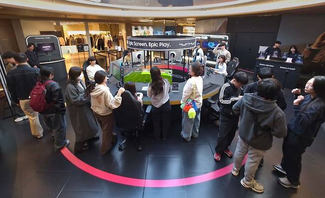 관람객들이 삼성 오디세이 게이밍 모니터와 갤럭시 스마트폰으로 게임 플레이를 경험할 수 있는 '오디세이 게임 스테이션' 팝업 체험존을 방문하고 있다. 삼성전자 제공