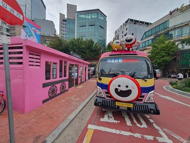 지난달 17일 홍대레드로드 정류장에 마포순환열차버스가 탑승객을 기다리고 있다. 사진=최승한 기자