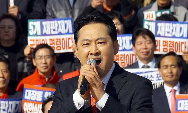 장동혁 국민의힘 대표가 지난 12일 국회 본관 계단 앞에서 열린 ‘대장동 일당 7400억 국고 환수 촉구 및 검찰 항소포기 외압 규탄대회’에서 연설하고 있다. 윤운식 선임기자 yws@hani.co.kr