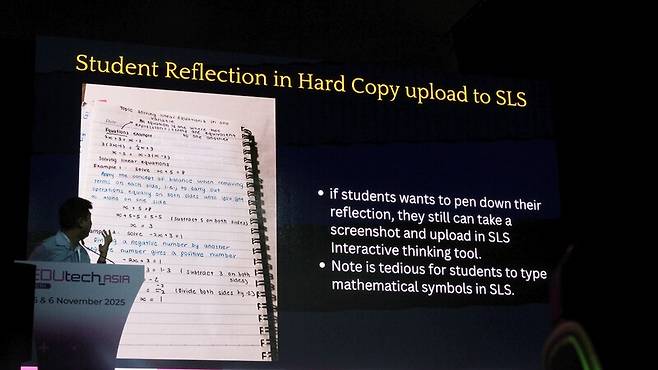 팅 콕 티암 만주슈리중등학교 교사가 지난 5일 싱가포르에서 열린 제10회 에듀테크 아시아 콘퍼런스에서 생성형 인공지능(AI)을 활용한 수학 수업에서 학생들이 손글씨로 쓴 오답 노트를 보여주고 있다. 이우연 기자 azar@hani.co.kr