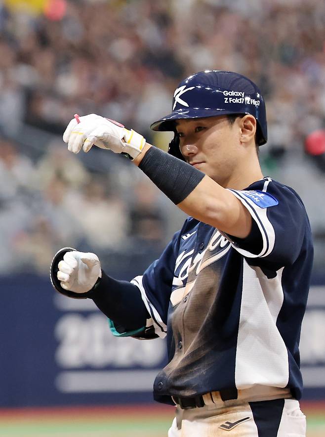 <yonhap photo-3185=""> 신민재, 적시타 세리머니 (서울=연합뉴스) 이동해 기자 = 9일 오후 서울 구로구 고척스카이돔에서 열린 '2025 네이버 K-BASEBALL 시리즈' 대한민국과 체코의 평가전. 4회초 2사 1,3루 신민재가 1타점 적시타를 때려낸 뒤 세리머니를 하고 있다. 2025.11.9 eastsea@yna.co.kr/2025-11-09 14:59:35/ <저작권자 ⓒ 1980-2025 ㈜연합뉴스. 무단 전재 재배포 금지, AI 학습 및 활용 금지></yonhap>